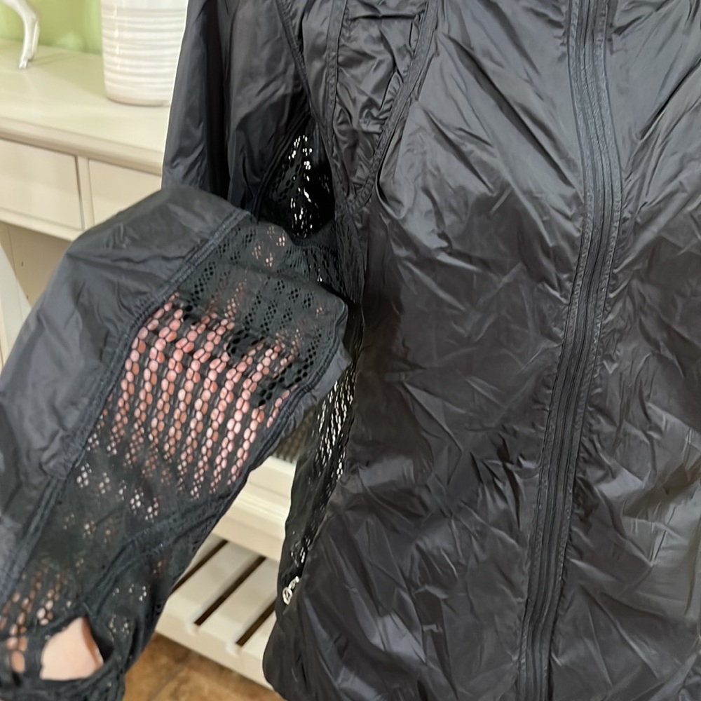 🔴🔴🔴🔴🔴. SOLD 🔴🔴🔴🔴🔴🔴rare lululemon jacket Lightweight - Picture 5 of 17